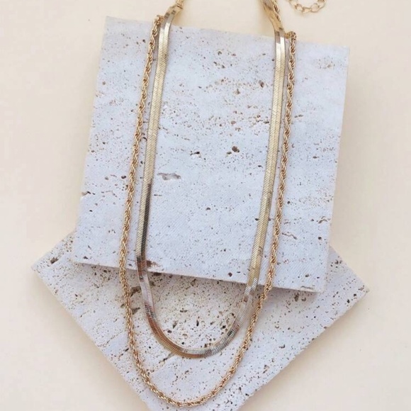 Gold 1pc Layered Chain Necklace - Picture 3 of 3